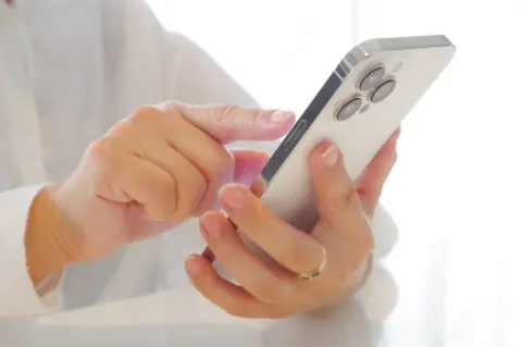 母が携帯ショップに操作方法を聞きに行ったら「3300円」を請求されたようです。無料ではないのでしょうか？