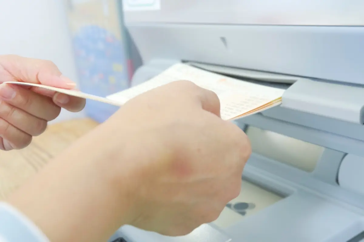 転勤に転勤を重ね、「10年以上」使っていない「銀行口座」があります。残高が残っていた場合、「ATM」で引き出せるのでしょうか？