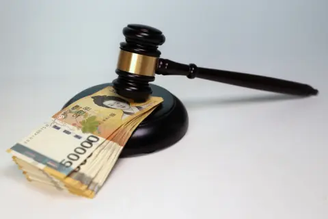 父が残した「2500万円」の預金を兄妹3人で相続することになりました。遺産は現金だけなのですが、どのくらいの税金がかかるのでしょうか？