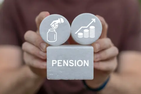 60歳で年金の「繰上げ受給」をしようと思いましたが「最大24%減額」と聞いて悩んでいます。もう少し延ばして「63歳くらい」の受給にすれば、そんなに損しませんか？