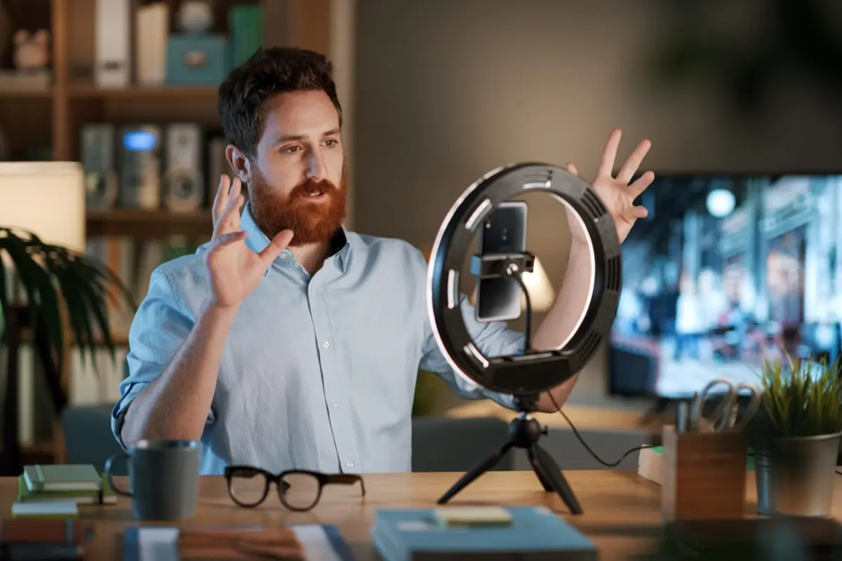 「YouTuber」の収入を知りたい！ 年収5億も夢じゃないって本当？「登録者数」ごとの「収入目安」は？