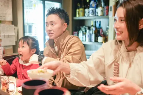 夏休みの子どもたちのご飯に疲労困憊…！ 週1だけ夕食を「ファミレス」で済ませるのはぜいたく？4人家族の1ヶ月の食費はいくらが妥当？