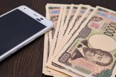 中学生の息子が「12万円」もするスマホを買ってほしいと言っています。iPhone16を購入するなら「分割」と「一括」ではどちらがお得？