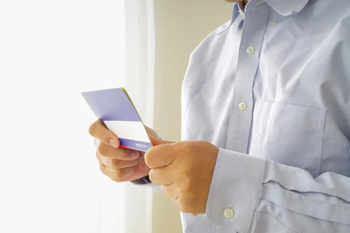 70代の両親は「年金だけで間に合っている」とのこと。私の見込み額は「月15万円」ですが、普通の会社員が“年金だけで暮らす”のは難しいのでしょうか？ 受給額・生活費をシミュレーション