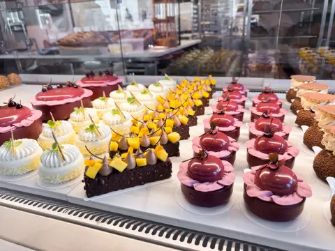 SNSで「キルフェボンの株主優待が神すぎる」いう投稿を見ましたが、同社は「非上場」で株の購入は不可ですよね？ 他の会社が“株主優待”とするのは問題ないのでしょうか？