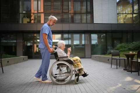 通院のたびに電車代を払っていますが、「交通費が支給される制度」があるって本当ですか？