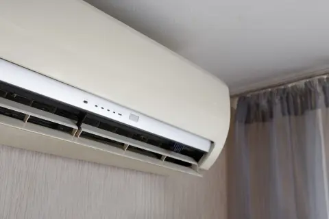 2泊3日の出張から帰ってきたら、リビングの「エアコン」が「つけっぱなし」でした！電気代はいくら跳ね上がってしまったのでしょうか？