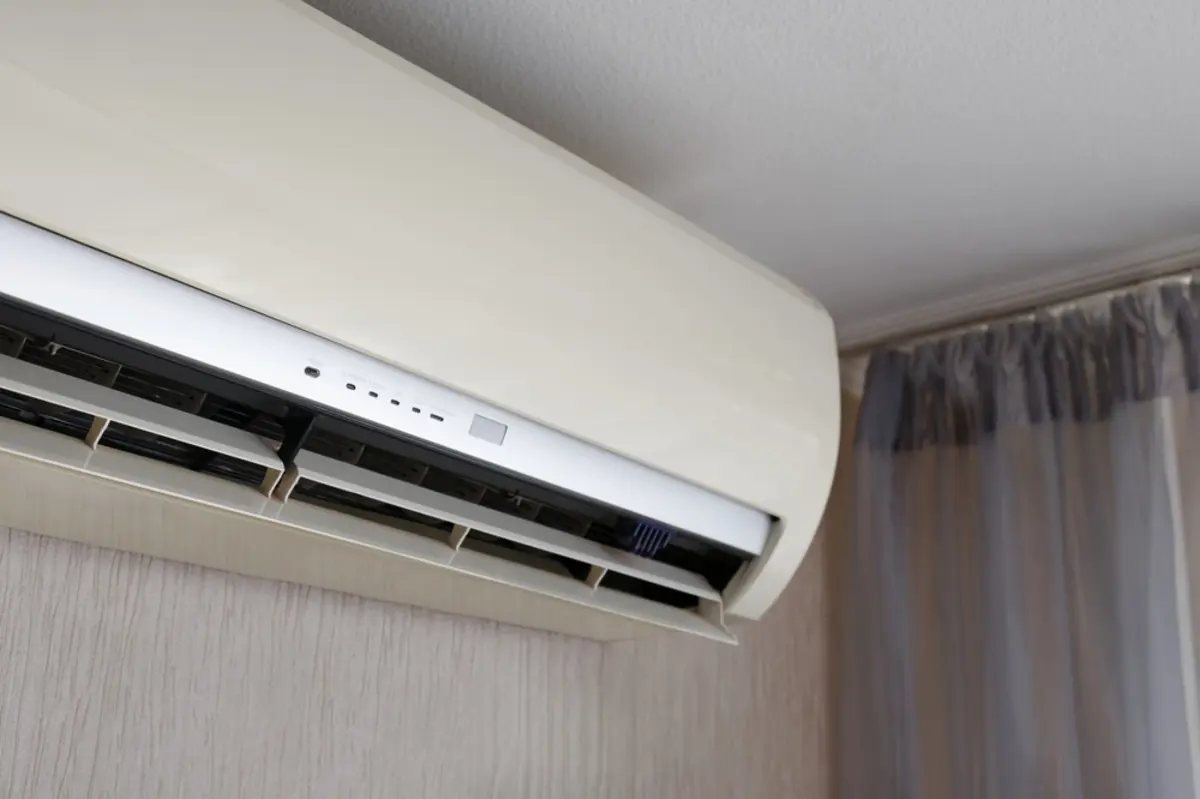 2泊3日の出張から帰ってきたら、リビングの「エアコン」が「つけっぱなし」でした！電気代はいくら跳ね上がってしまったのでしょうか？