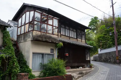 遠方の実家を相続しました。管理が難しい状態です。業者に管理を頼むとしたら、費用はどれくらいかかるのでしょうか？