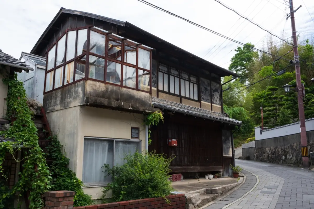 遠方の実家を相続しました。管理が難しい状態です。業者に管理を頼むとしたら、費用はどれくらいかかるのでしょうか？