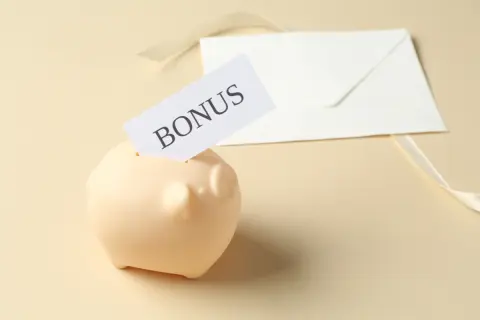 今年の夏ボーナス「手取り27万円」でしたが、SNSでは「50万円超」が当たり前!? 実際の平均額はどのくらい？