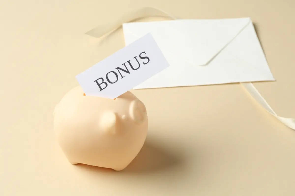 今年の夏ボーナス「手取り27万円」でしたが、SNSでは「50万円超」が当たり前!? 実際の平均額はどのくらい？