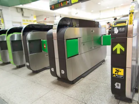 通勤定期券をプライベートで使っていますが、「入場券」としても使えますか？ 改札内のトイレに自由に出入りしたいです。