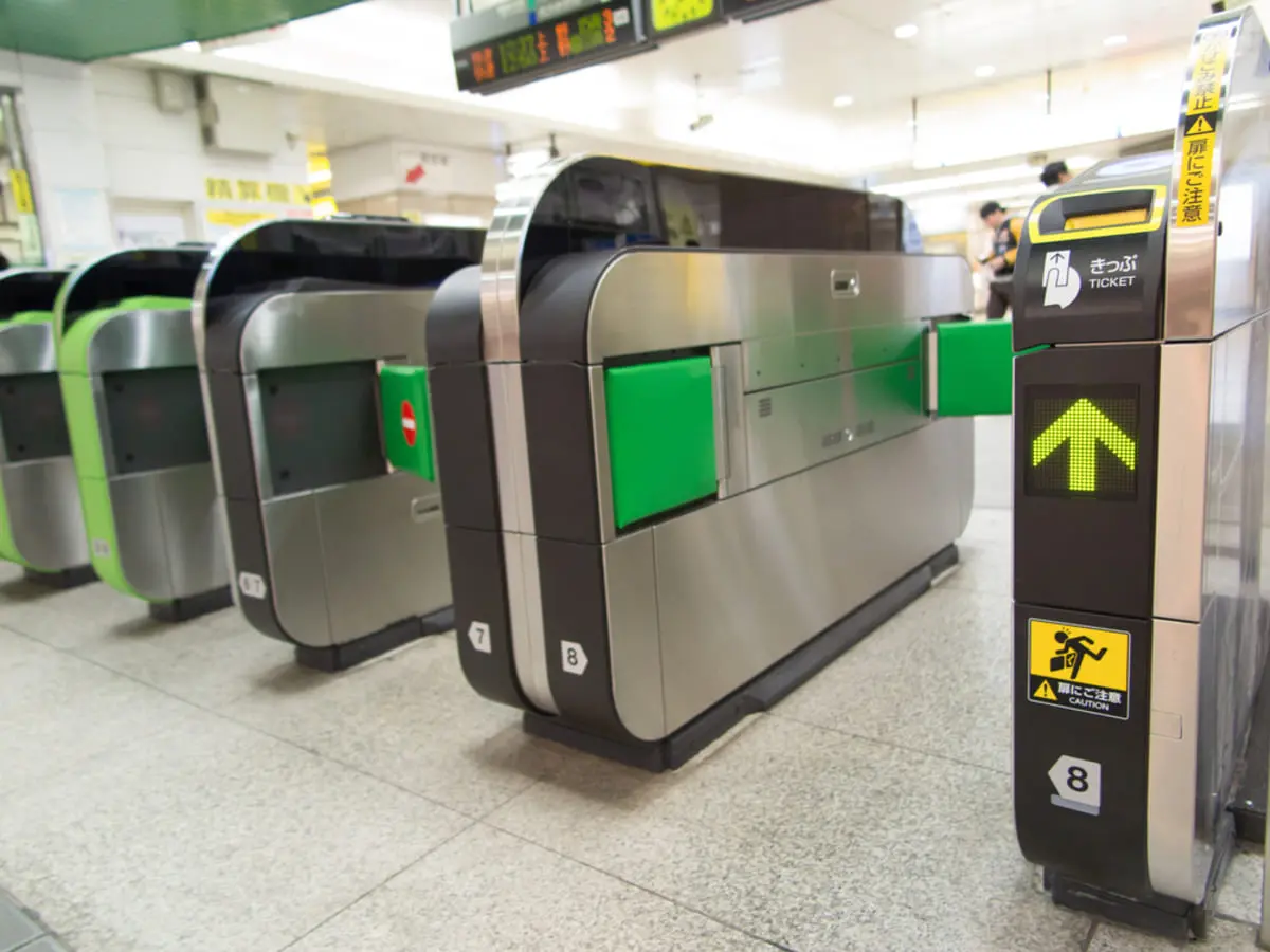 通勤定期券をプライベートで使っていますが、「入場券」としても使えますか？ 改札内のトイレに自由に出入りしたいです。