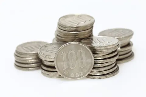 小銭貯金として「100円玉」が500枚貯まったので、窓口で入金しようとしたら「550円」の手数料がかかりました！ ATMなら無料でしたか？