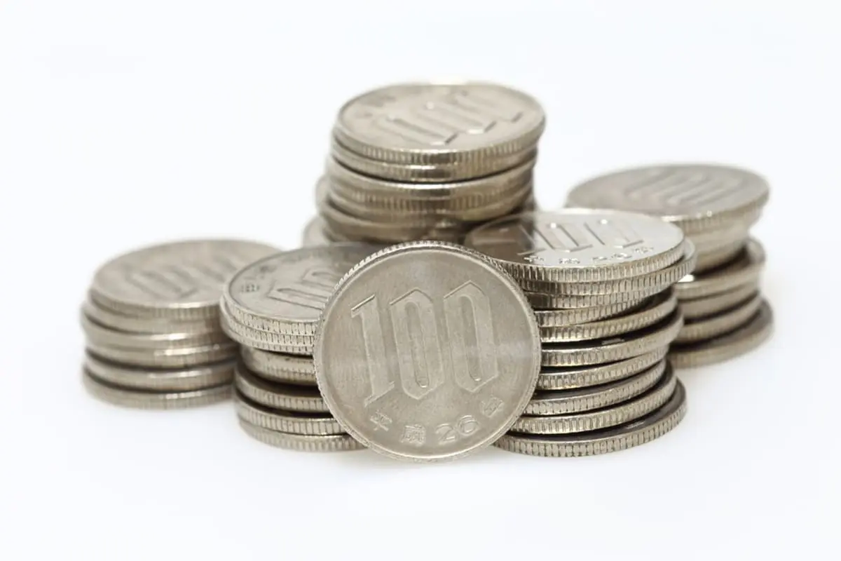 小銭貯金として「100円玉」が500枚貯まったので、窓口で入金しようとしたら「550円」の手数料がかかりました！ ATMなら無料でしたか？