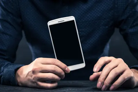 子どもと一緒に「家族4人」で“iPhone買い替え”を検討中！ 見積もりだと「約50万円」かかるらしくビックリ！ まとめて「20万円」以内に抑える方法はある？