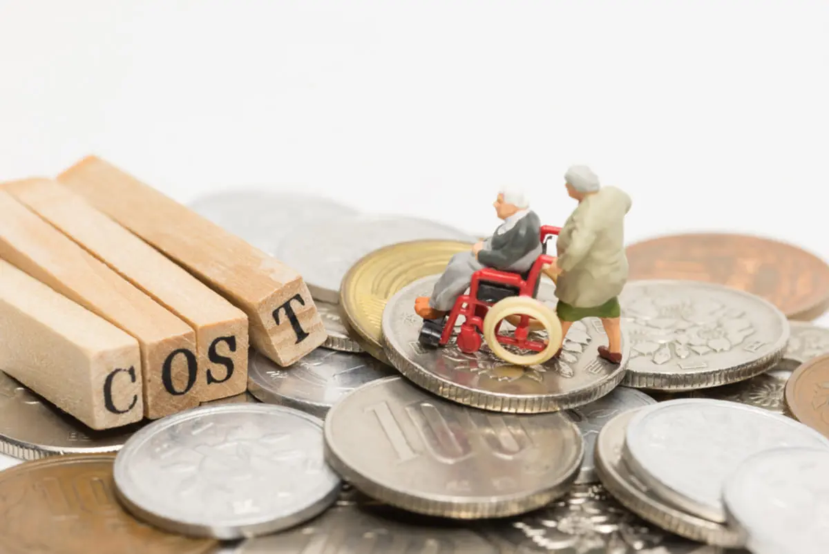 夫の定年後、夫婦2人の年金は合計「月22万円」の見込みです。夫の通院で毎月「2万円」の医療費がかかっているのですが、老後の生活は成り立つのでしょうか？