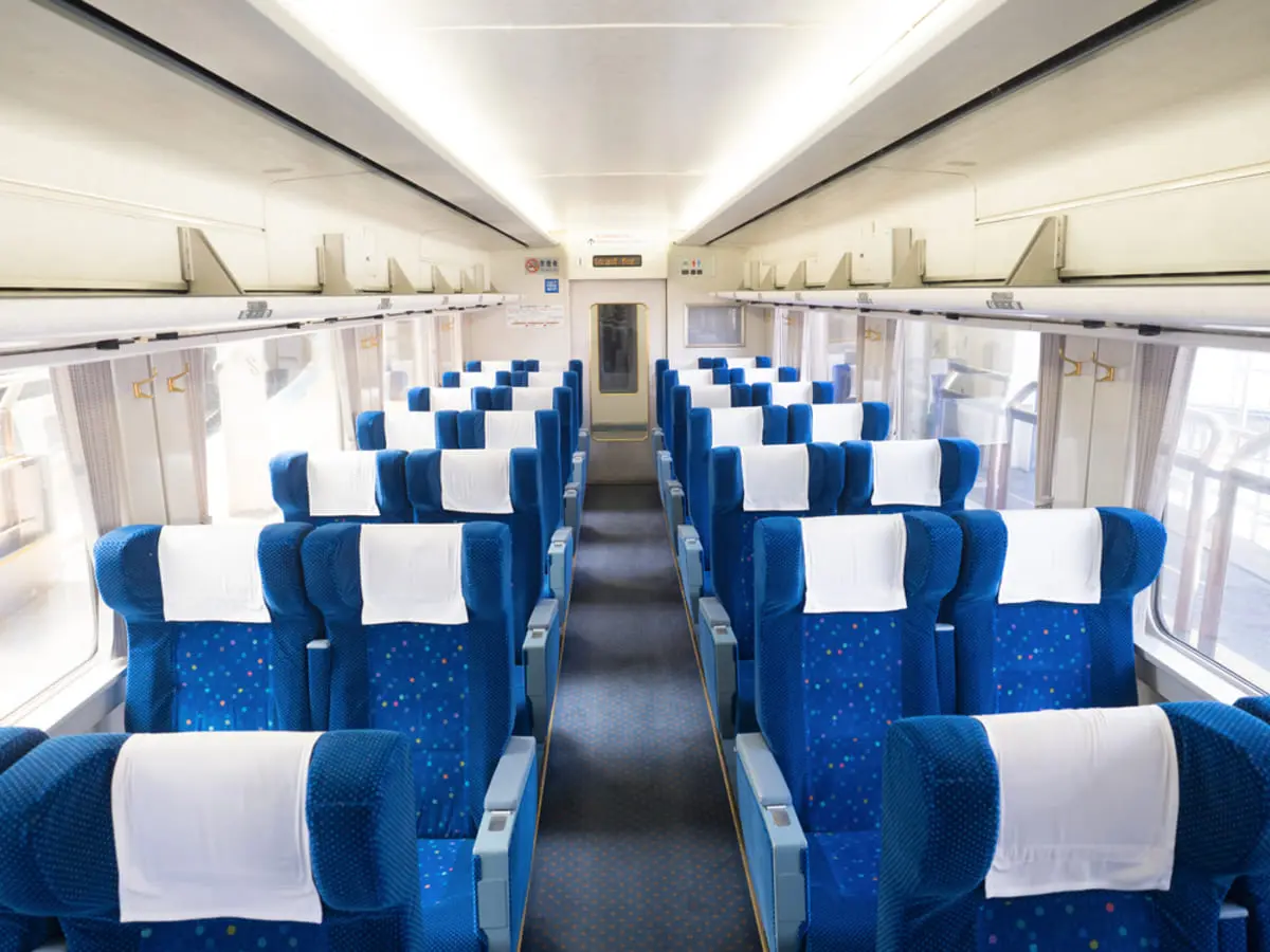 新卒1年目「お盆は新幹線で帰っておいで」と、母から「3万円」の振り込みが！ 夜行バスなら「1万円」ですが、甘えてしまって大丈夫でしょうか？ 新幹線・夜行バスのメリット・デメリットも比較