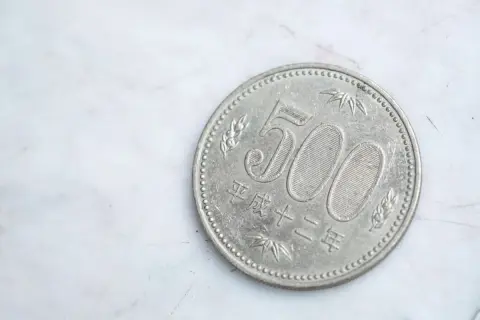 祖父の遺品整理で「銀色の500円玉」が出てきました。表面がかなり削れてしまっているようですが、まだ使えるのでしょうか？
