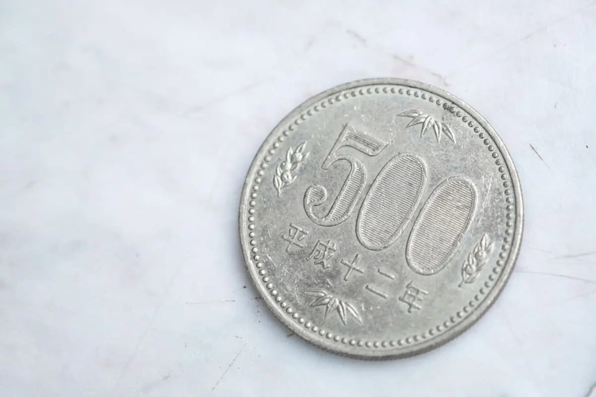 祖父の遺品整理で「銀色の500円玉」が出てきました。表面がかなり削れてしまっているようですが、まだ使えるのでしょうか？