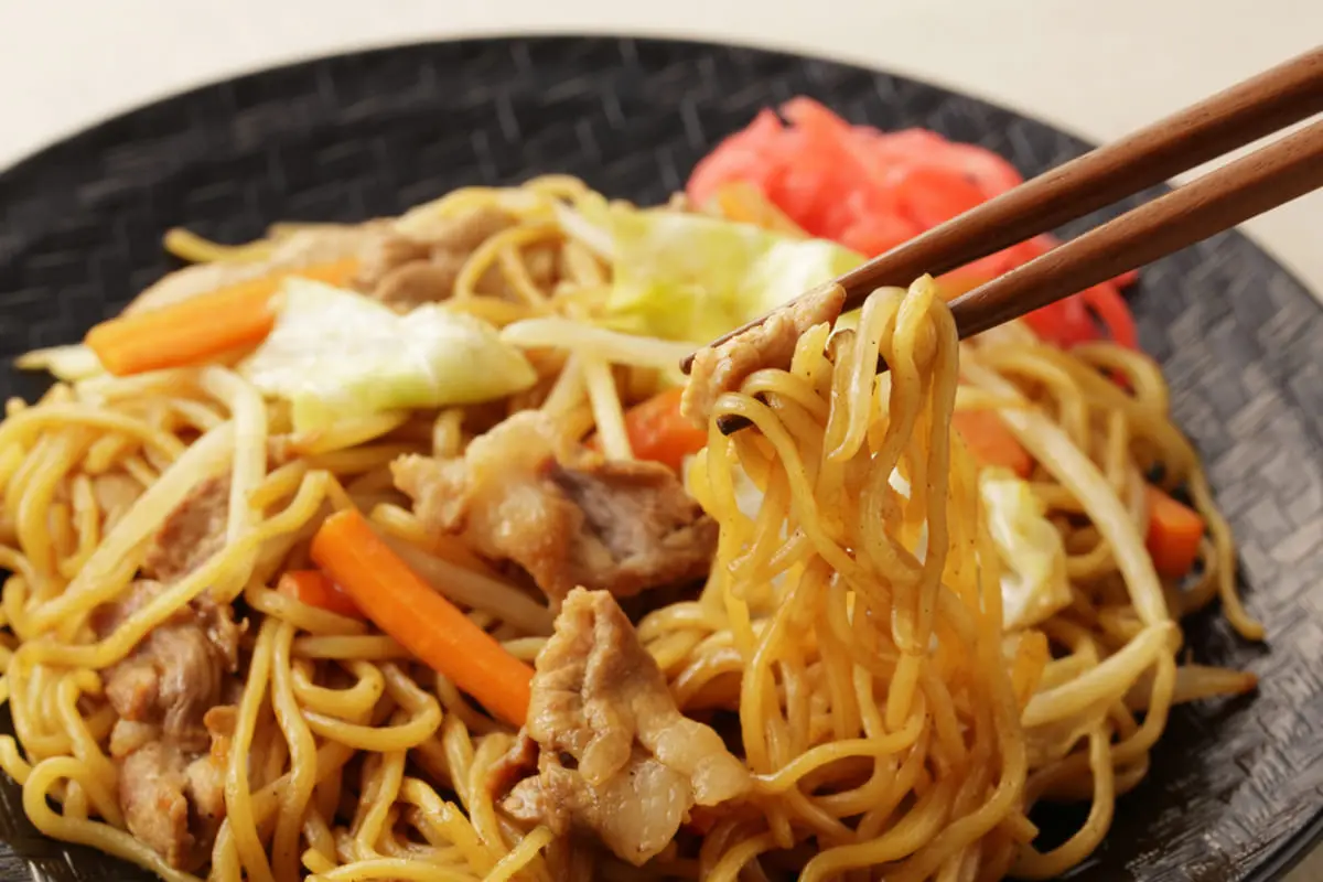 「お米が高いから」と、3人前253円の“焼きそば”を食べる大学生の息子。1食「約80円」とかなり安いですが、栄養面は大丈夫でしょうか？“価格・栄養”を比較