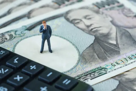 知人は年収から税金が「120万円以上」引かれていたそうです。年収もその分高いのでしょうか？