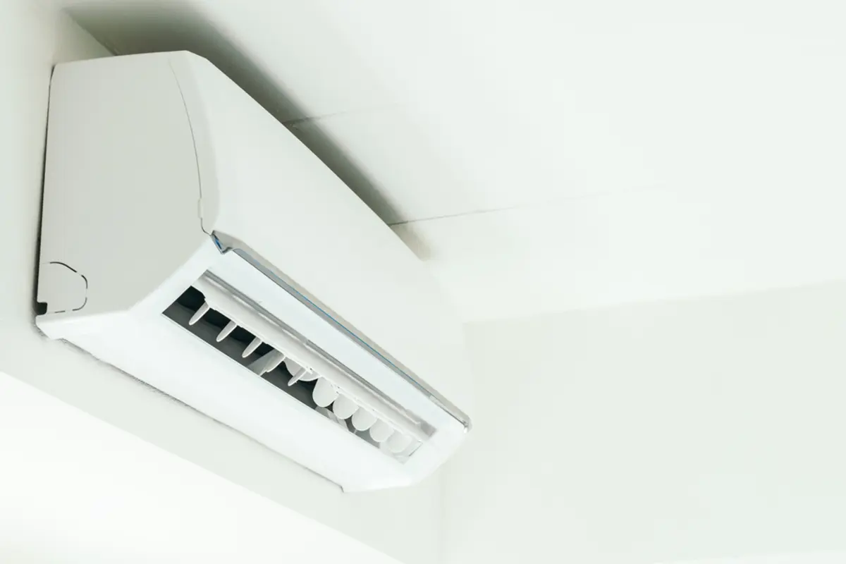 冷房時のエアコンの「風向き」で節電効果に差が出る!? 「水平」と「斜め下」では1ヶ月の電気代はどちらが安い？