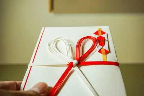 友人の結婚式に「家族3人」で招待されましたが、子どもは預けて夫婦2人で出席予定です。ご祝儀は「5万円」で大丈夫でしょうか？3人分包むべきですか？