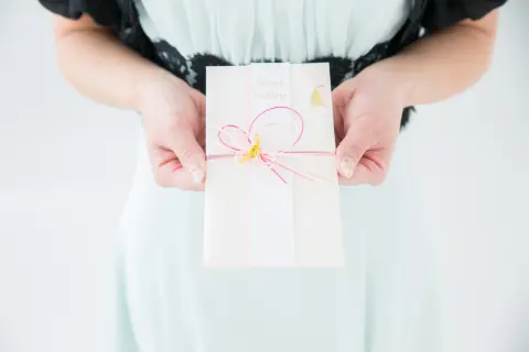 自分の結婚式で「ご祝儀3万円」を包んでくれた友人が、入籍だけで式は挙げないそうです。こちらも「3万円」包まないと失礼でしょうか？