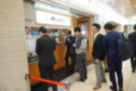 人気ラーメン店に並んでいたら「3000円で最後尾と代わって」と頼まれました。ほかの人の順番に影響はなくても“迷惑行為”になりますか？