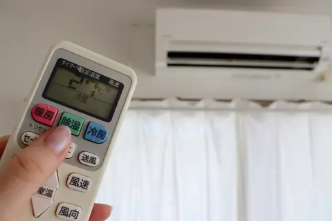 1日中「エアコン」をつけていたら電気代が“2万円”を超えてしまいました…。「1日8時間」に減らしたらどのくらい電気代は安くなりますか？