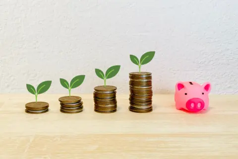 夫婦でコツコツ貯めてきた「500円玉貯金」がついに“100万円”を突破！ 銀行口座に入金したら「税金」や「手数料」などはかかるのでしょうか…？