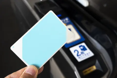 駅の“トイレ”を使うためだけに「通勤定期券」で改札内に入る同僚。「入場券」などは買っていないようですが問題ないのでしょうか…？