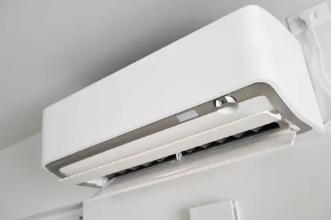 寝苦しいので毎晩エアコンを「弱」に設定して寝ています。「自動」の方が電気代が“3割”も安いと聞いたのですが、本当ですか？