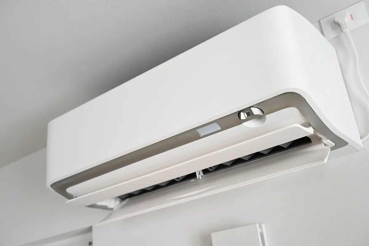 寝苦しいので毎晩エアコンを「弱」に設定して寝ています。「自動」の方が電気代が“3割”も安いと聞いたのですが、本当ですか？