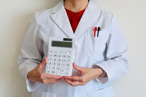 7月末で「紙の保険証」の有効期限が切れた母。「マイナ保険証」も持っていないため、「資格確認書」を申請するまでは“10割負担”になってしまうのでしょうか…？