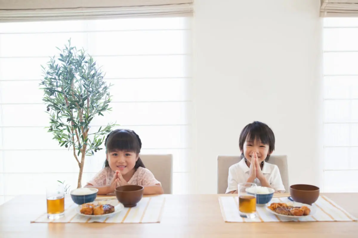 8月は家族4人で「食費13万」くらいかかってしまいました。子どもの夏休みが終わるのでそろそろ見直したいです…1ヶ月の食費はどのくらいが「普通」ですか？