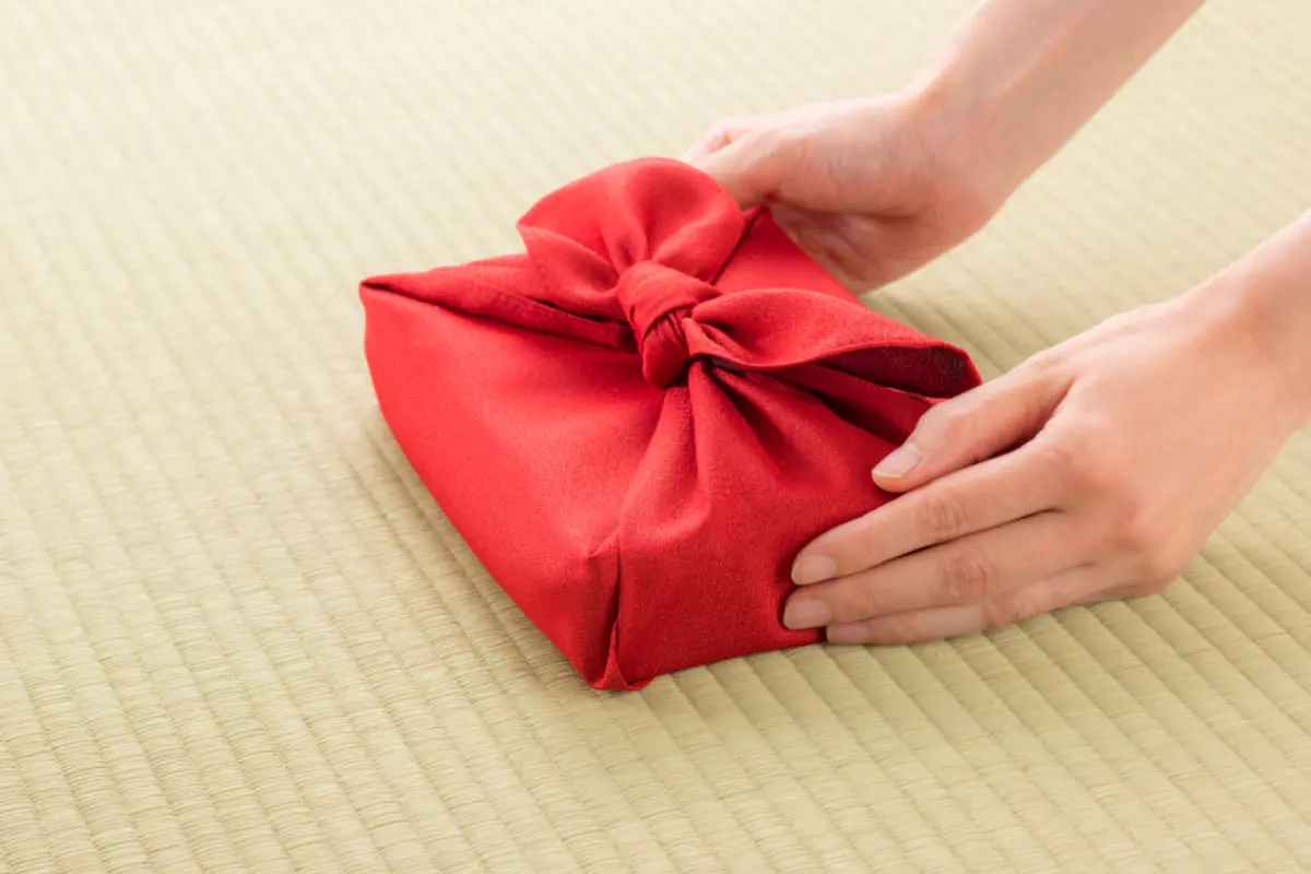 お盆の帰省、手土産は「3000円」でOK？それとも「5000円」にすべき？親戚3組それぞれに用意する予定ですが、他の人は「手土産代」にどれくらいかけているのでしょうか？