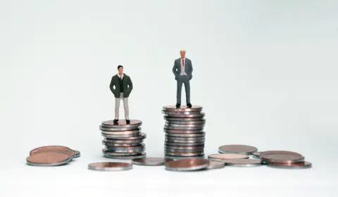 国家公務員の一般職合格者が過去最多というニュースを目にしました。民間企業に比べて、やっぱり国家公務員の方が給料はいいんでしょうか？