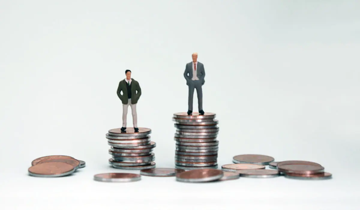 国家公務員の一般職合格者が過去最多というニュースを目にしました。民間企業に比べて、やっぱり国家公務員の方が給料はいいんでしょうか？