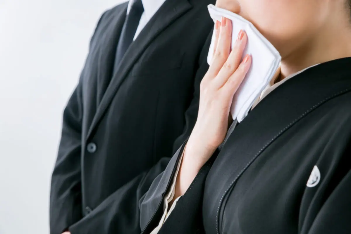 母の意向で家族葬にしましたが、それでも「100万円」近い見積もりが……。この費用、相続財産から出して問題ないのでしょうか？