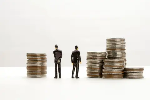 40代の平均貯蓄額が「944万円」と知り愕然…！ しかし中央値は「250万円」とも聞きました。“平均値・中央値”で乖離が生じるのはなぜですか？ 統計をもとに解説