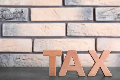 知人から「70歳の親から生前贈与で毎年100万円をもらっている」と聞きました。本当に贈与税はかからないのでしょうか？