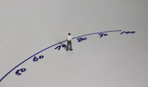 現在62歳で、年金の繰上げ受給を考えています。「受給額が減るから」と妻からは反対されているのですが、どのタイミングが一番損しないのでしょうか？