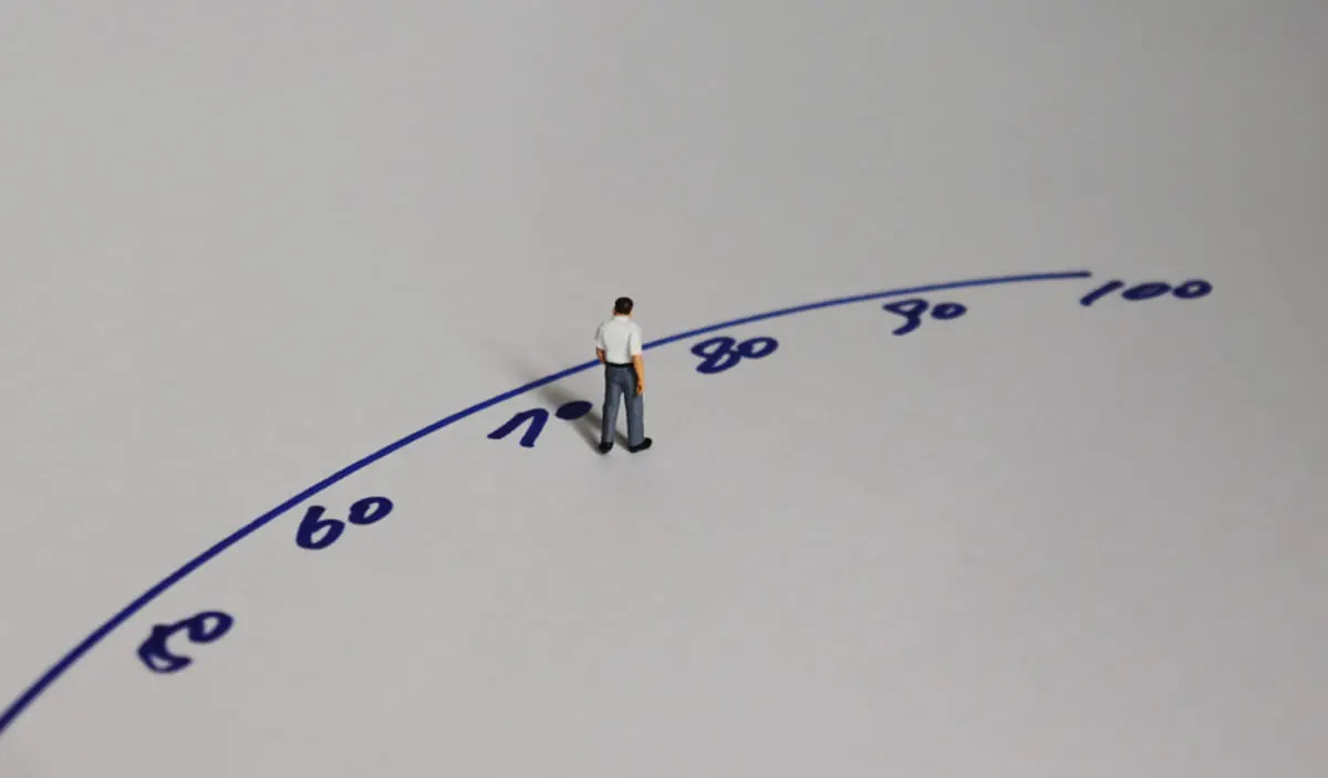 現在62歳で、年金の繰上げ受給を考えています。「受給額が減るから」と妻からは反対されているのですが、どのタイミングが一番損しないのでしょうか？