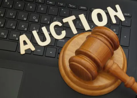 Yahoo!オークションで「異常な価格の現金」が出品されていました。なぜ、高額な取引が行われているのでしょうか？