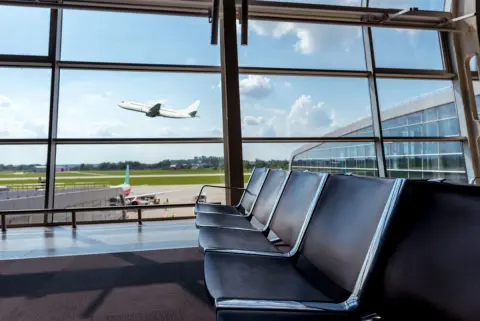 予約の飛行機が「オーバーブッキング」に！ 数人が“協力依頼”に応じていましたが、なにかお得なのでしょうか？ JAL・ANAの「協力金」もあわせて確認