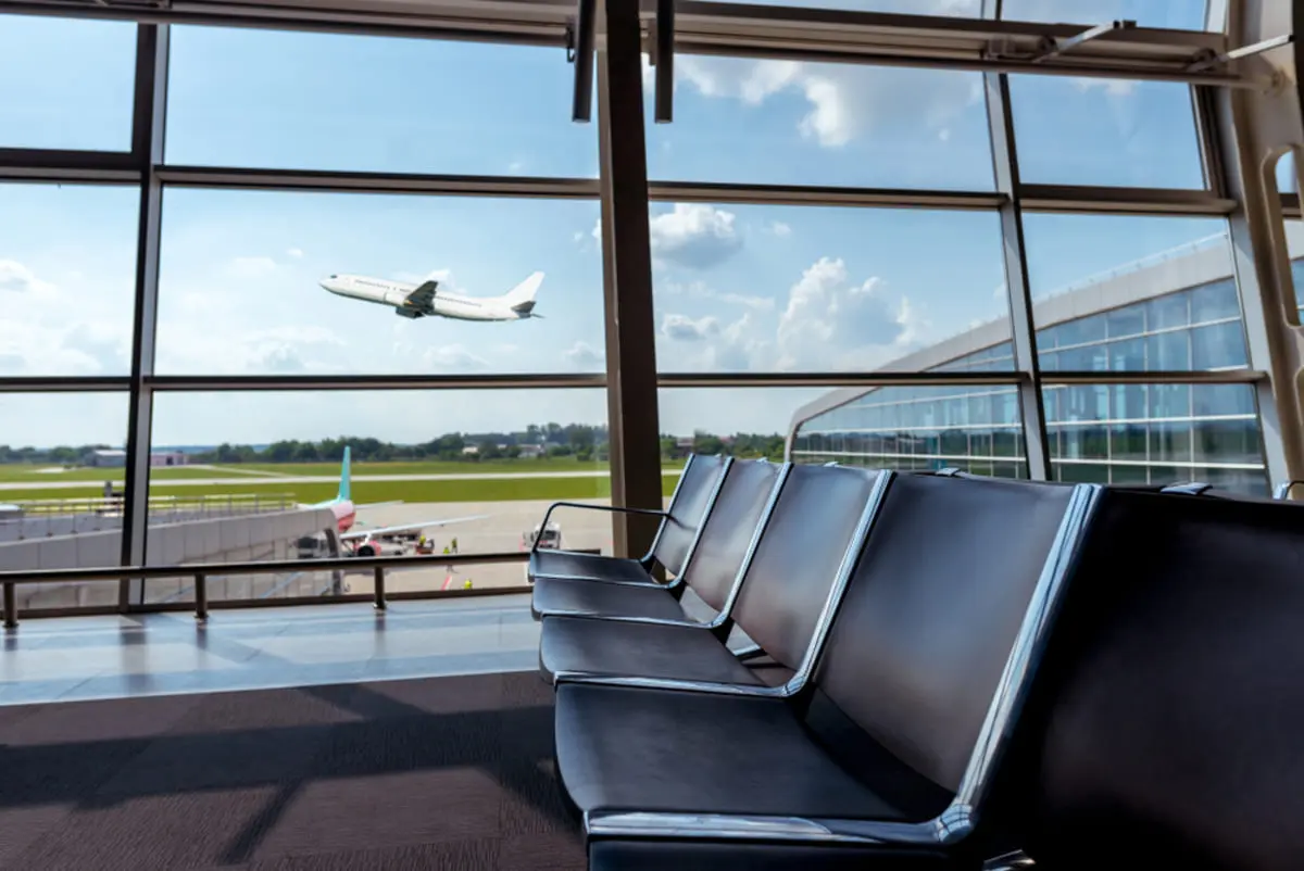 予約の飛行機が「オーバーブッキング」に！ 数人が“協力依頼”に応じていましたが、なにかお得なのでしょうか？ JAL・ANAの「協力金」もあわせて確認