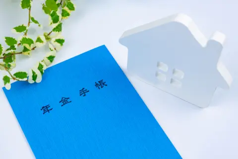 実家に年金手帳が2冊あります。それぞれ「基礎年金番号」が違うのですが、統合されていないということですか？ 必要な手続きはあるのでしょうか？